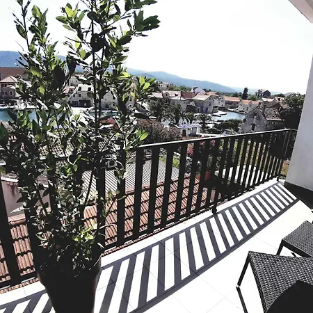 Mediteran Hvar - Modern Rooms&restaurant,
